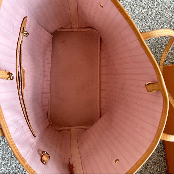 Louis Vuitton Neverfull Rose Ballerine MM White
Damier Azur Canvas - Picture 12 of 13